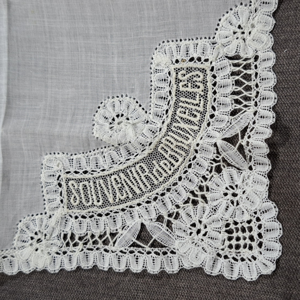 Vintage Small White Fabric Lace Hankerchief "Souvenir de Bruxelles" Keepsake G - Picture 2 of 6